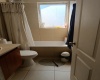 Baño completo con buena ventilación y luz natural