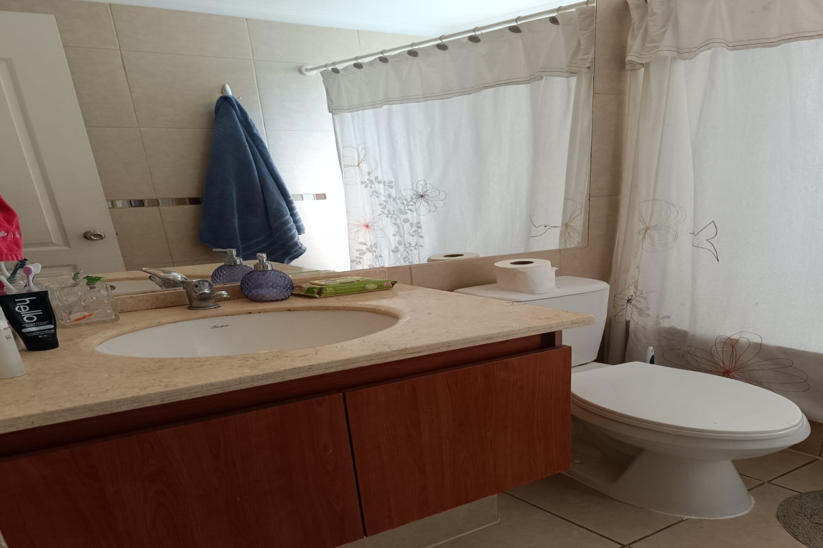Ubicado en el dormitorio principal, con lavamanos cubierta de mármol 