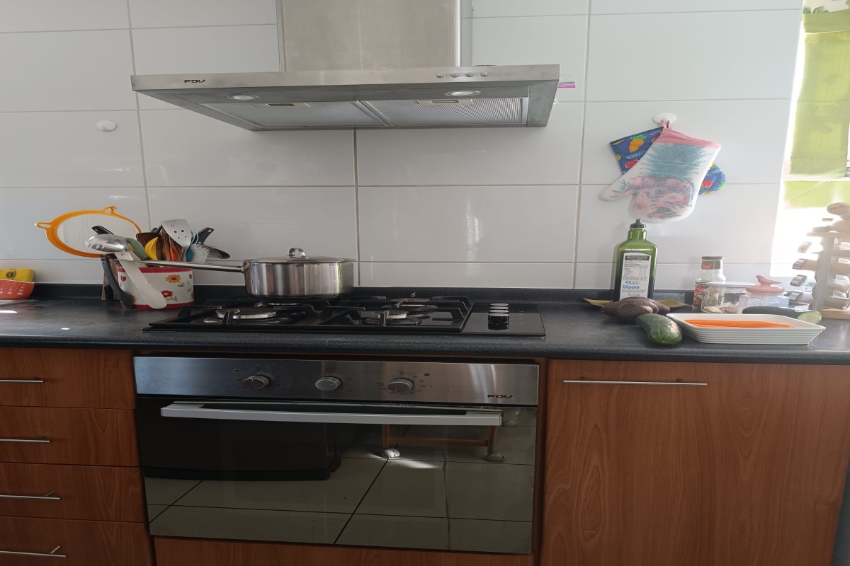 Equipada con cocina encimera, horno y campana