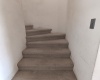 Escalera de acceso al segundo piso alfombrada