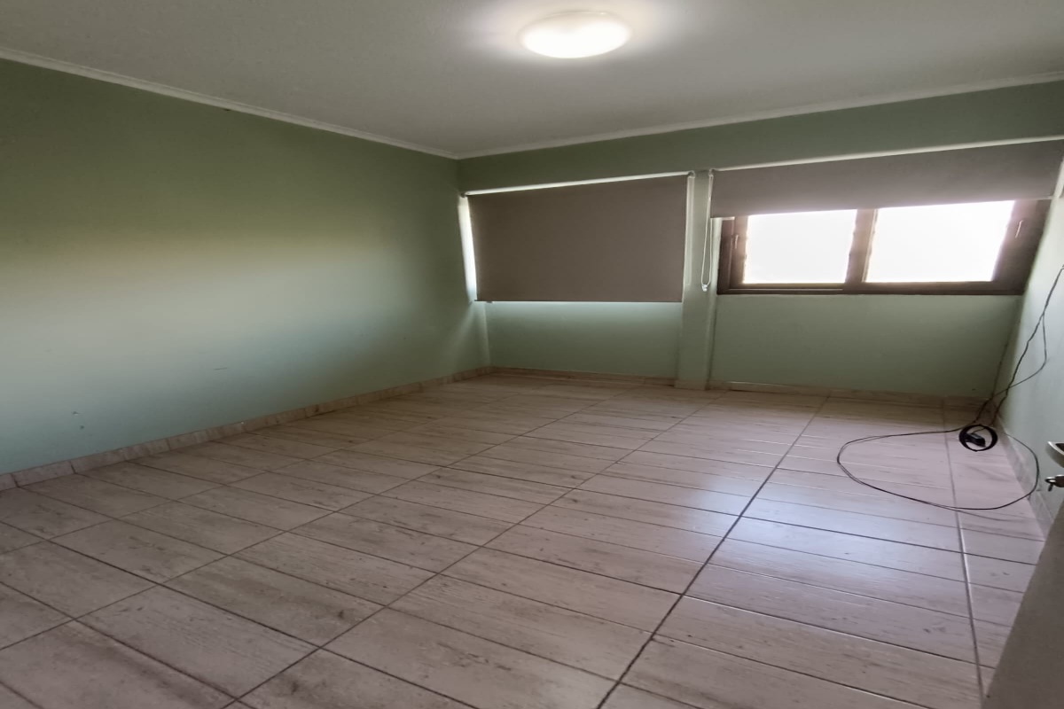 Con cortinas tipo store, lampara de techo, piso de porcelanato