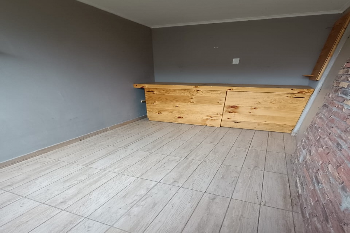 Con mueble de madera para almacenar