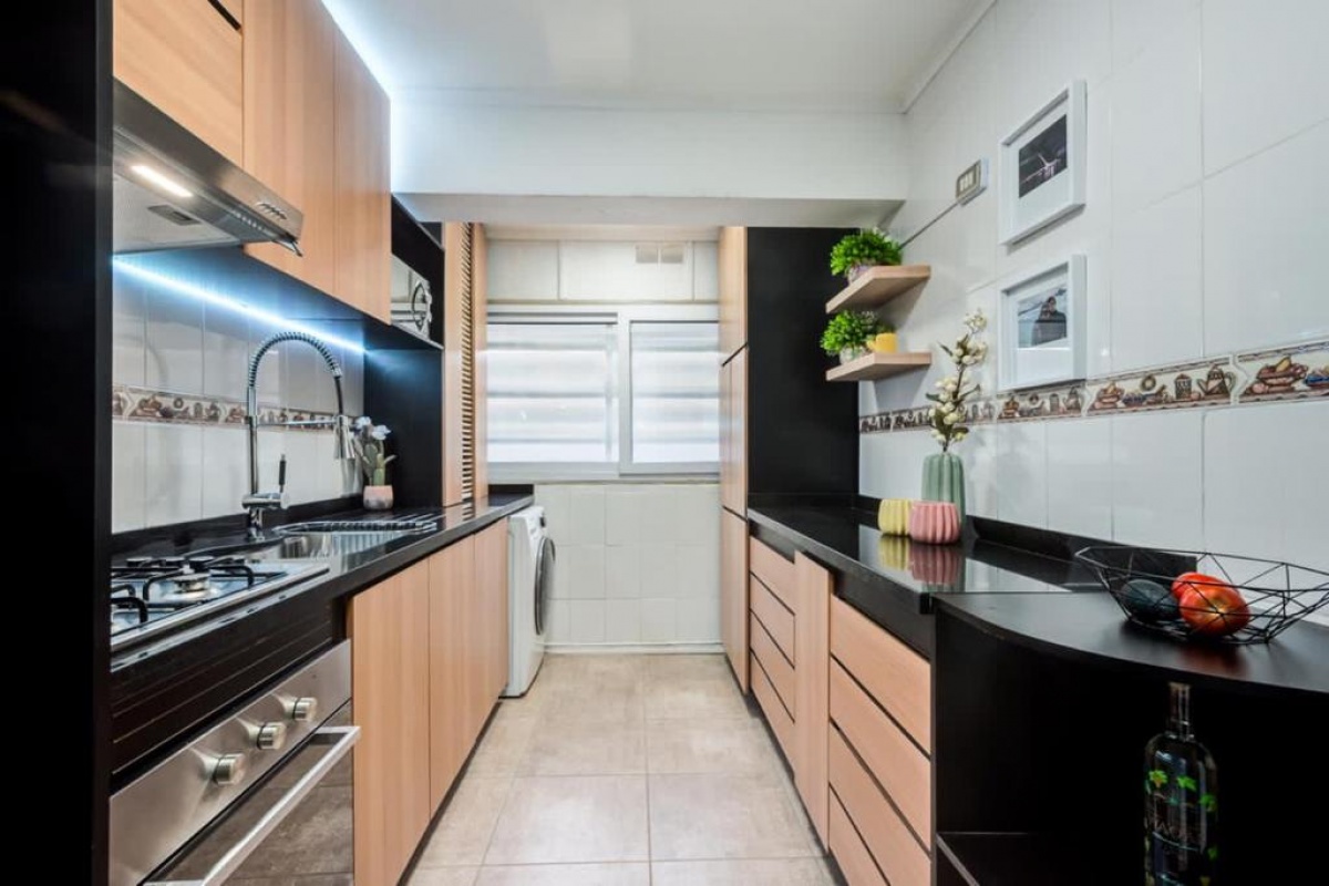 Moderna Cocina con muebles funcionales con cocina encimera de 4 platos horno, campana, cubierta de granito y lavaplatos de acero inoxidable.  doble