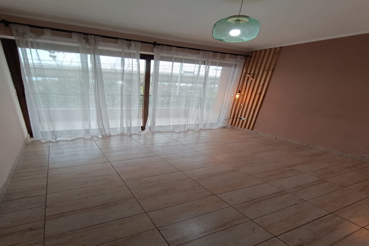Con salida al Balcón y bellas lámparas decorativas