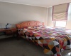 Con cama de 2 okazas con un colchón de buena calidad semi nuevo y un escritorio.