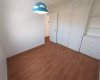 Con lámpara, piso flotante y closets