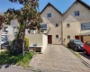 Amplio estacionamiento para dos vehículos pequeños con pastelones