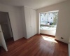 Con piso flotante, lámpara y closets