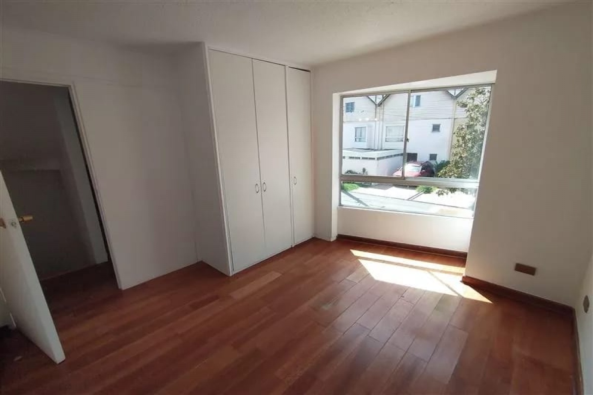 Con piso flotante, lámpara y closets