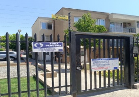 Acceso controlado con guardias día y noche